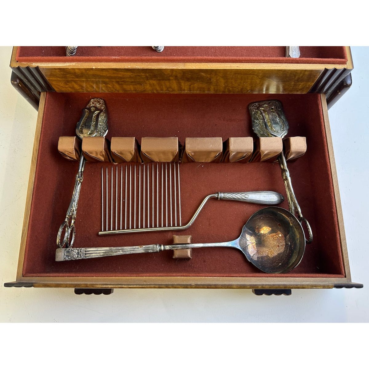 Vtg Wm. Rogers & Son Gardenia Flower 65 pc. Silverplate Flatware Set w/ 3-Tier Chest