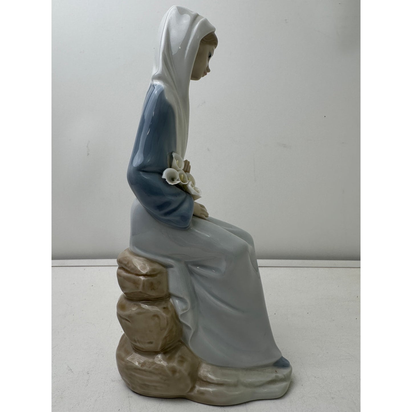 Vintage Lladro Sitting Girl With Lilies Glossy Porcelain Figurine #4972