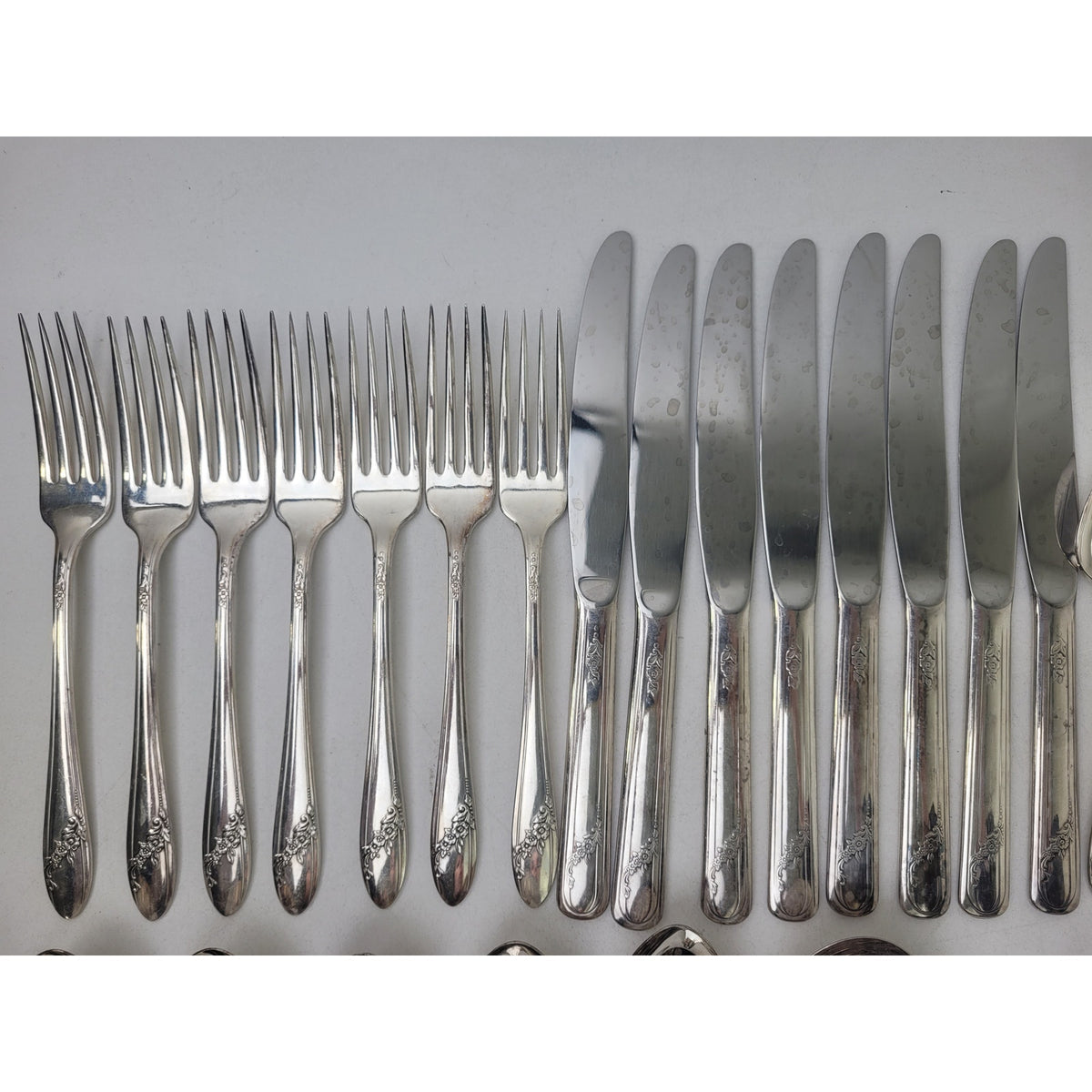 Oneida Community Tudor Plate Flatware Queen Bess II Pattern 1946 Set of 33