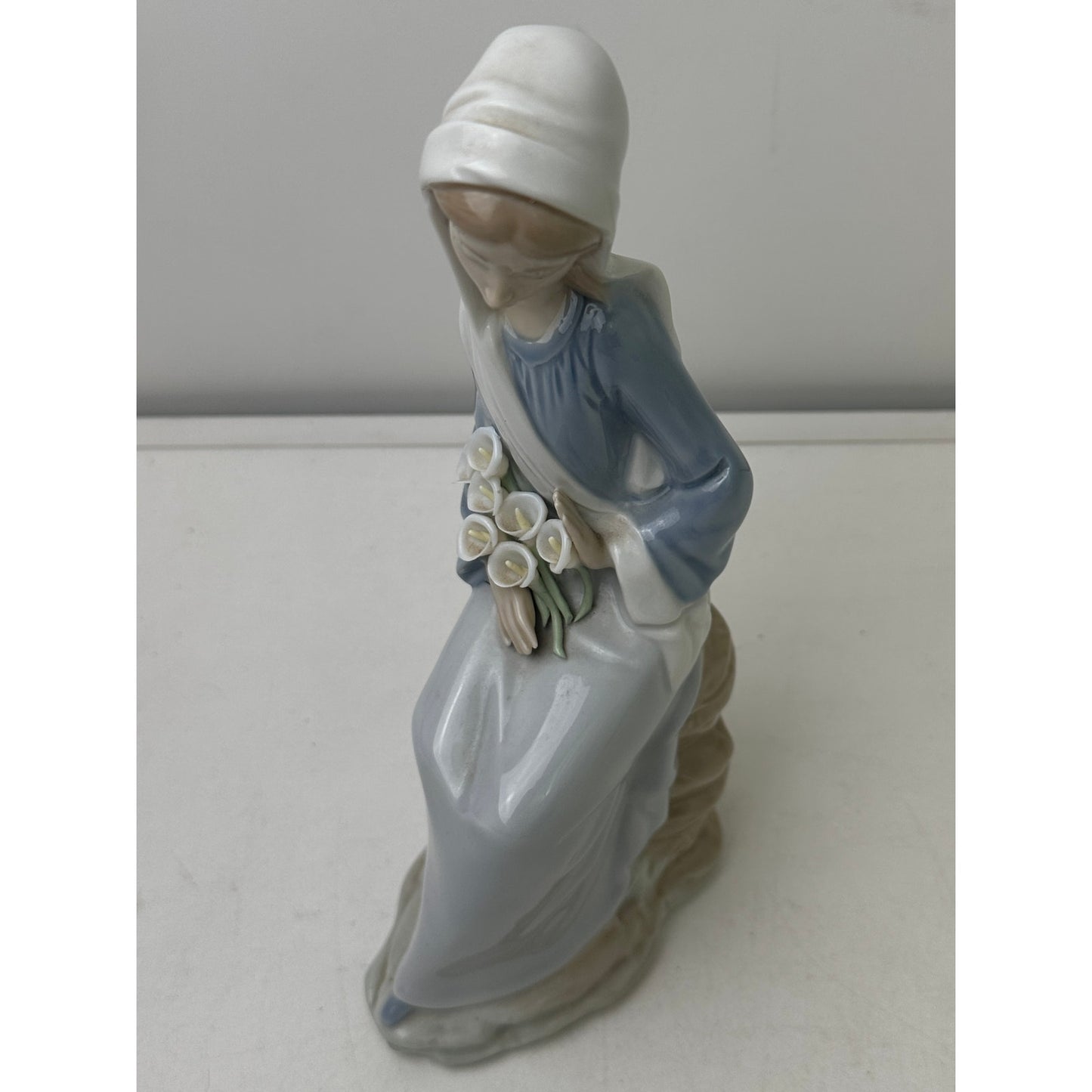 Vintage Lladro Sitting Girl With Lilies Glossy Porcelain Figurine #4972
