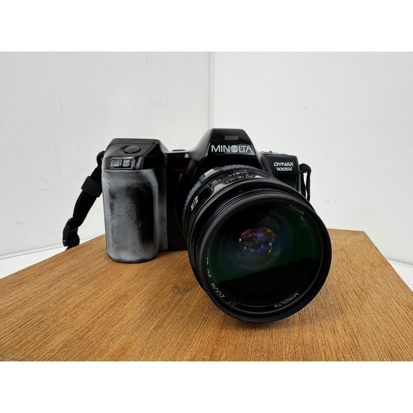 Minolta Dynax 7000i w/ 28-55mm Lens, Portrait/Depth Cards, Manuals & Bag