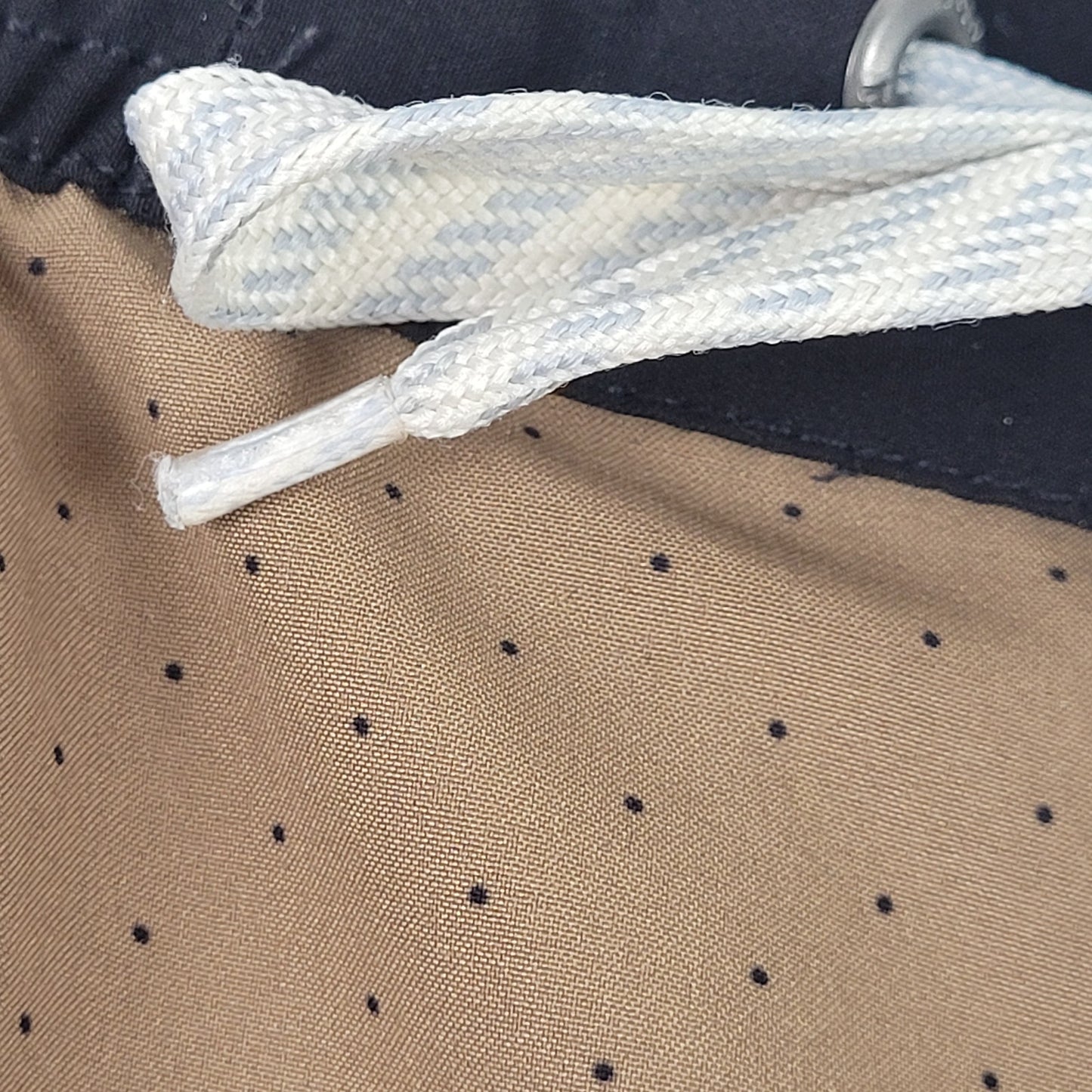 Vuori Men's Banks Shorts Tan & Black Athletic Shorts Sz L