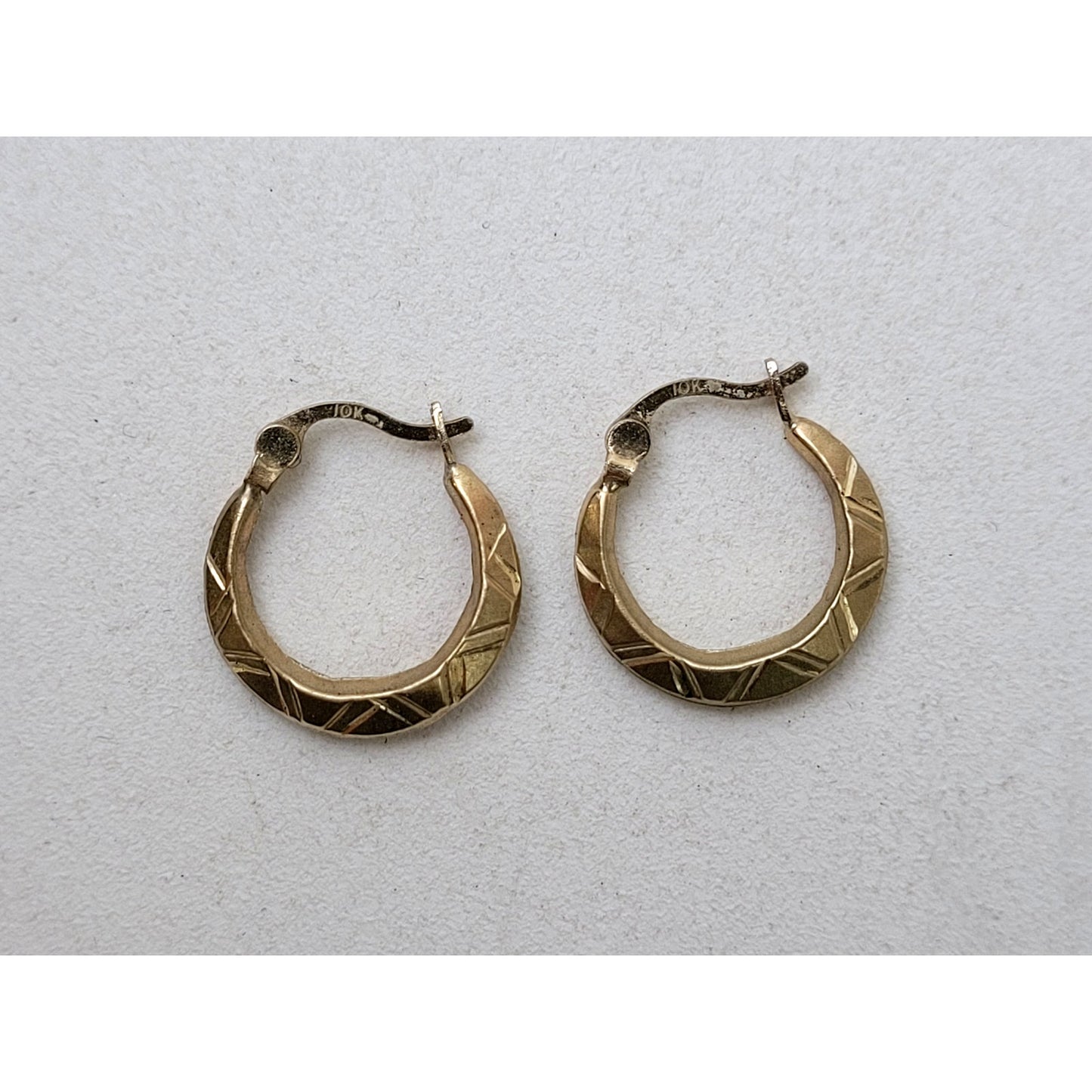 10K Yellow Gold Huggie Hoop Earrings w Geometric Design | .64 grams