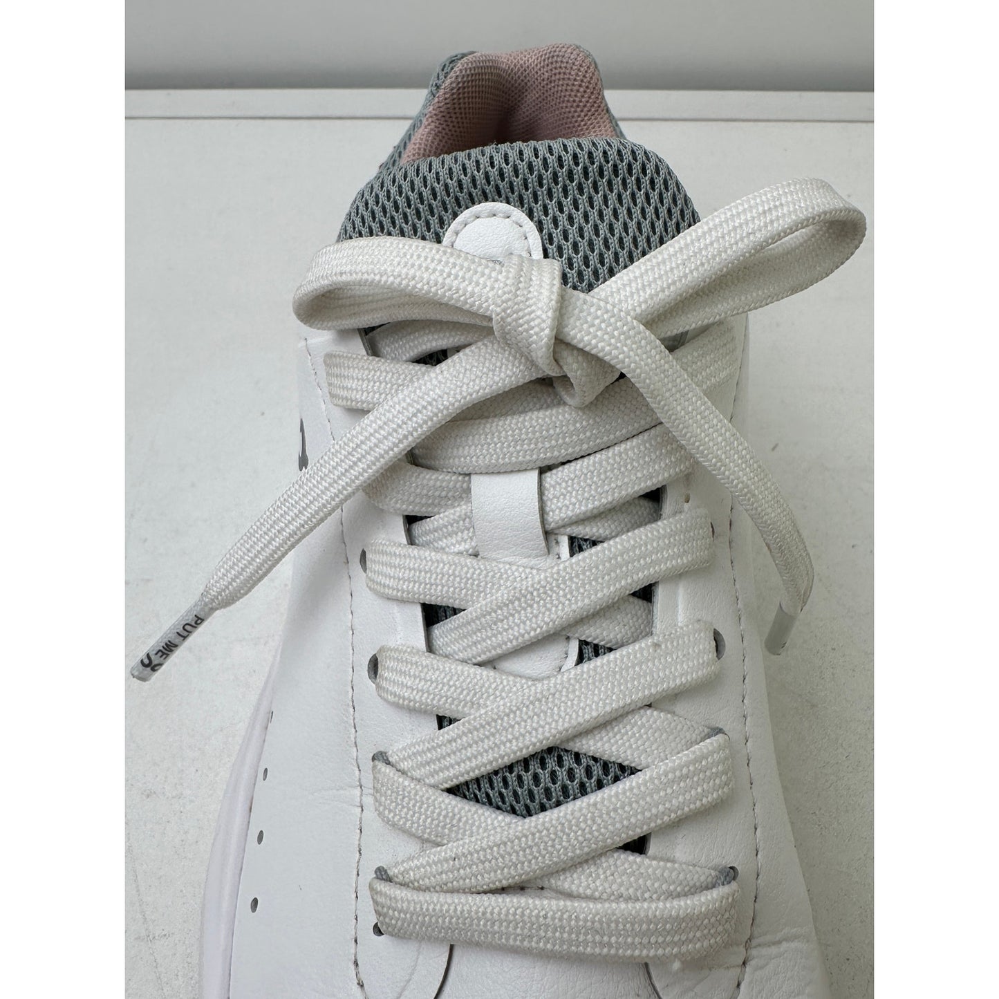 On Running The Roger Advantage White / Rosehip Sneakers Women's Sz 5