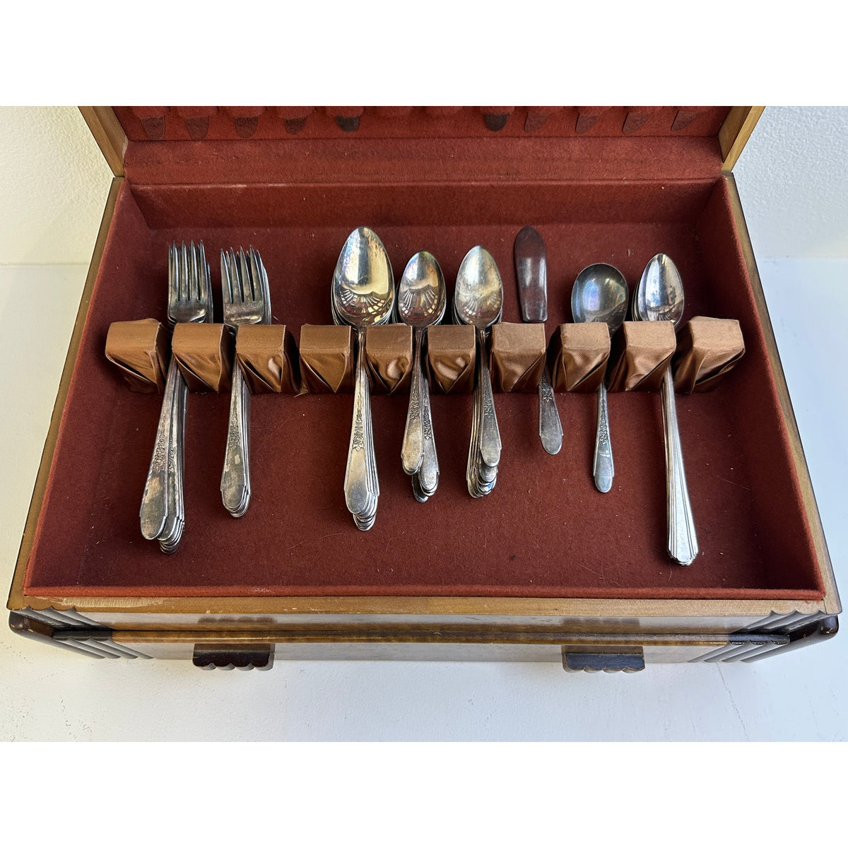 Vtg Wm. Rogers & Son Gardenia Flower 65 pc. Silverplate Flatware Set w/ 3-Tier Chest