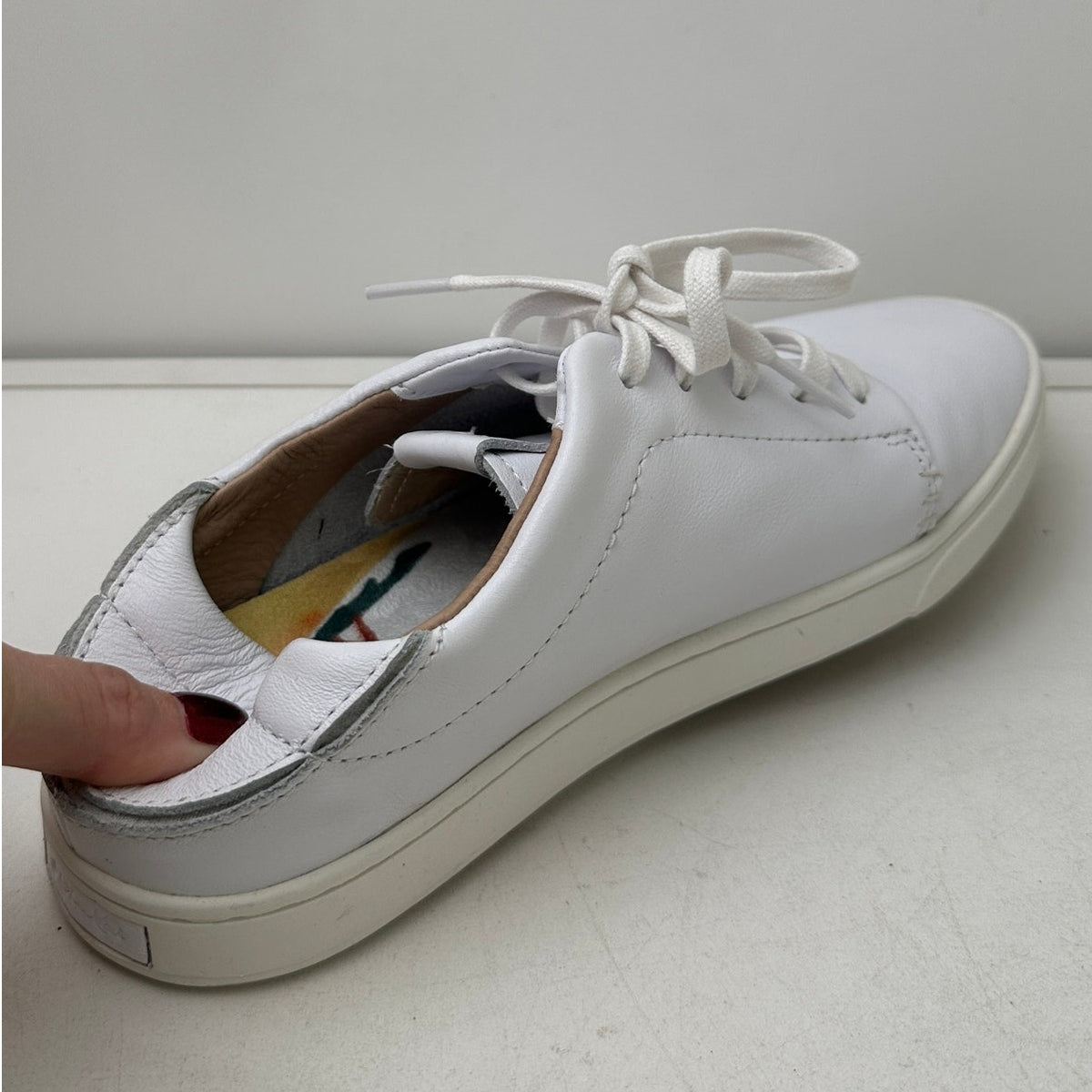 OluKai Pehuea Li 'llI Women's White Leather Sneakers Women's Sz 8