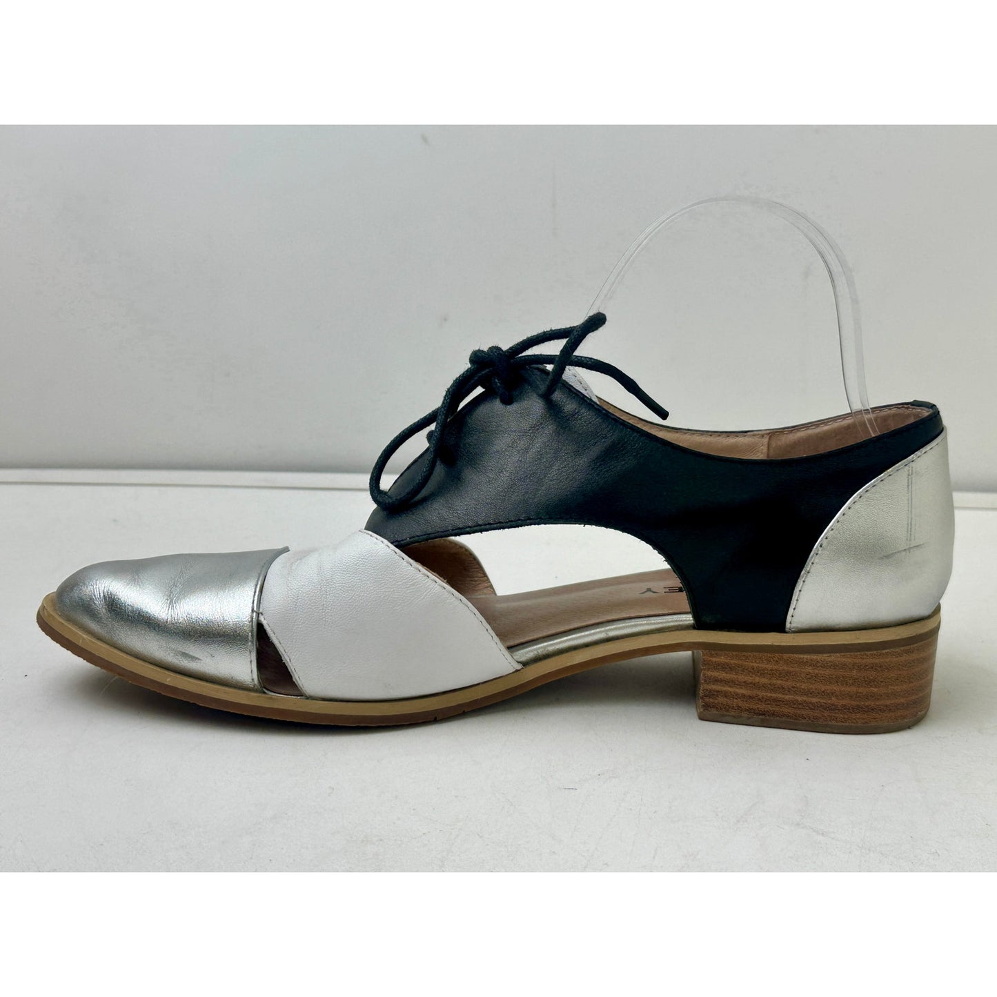 Bresley Silver/Black/White Leather Cutout Oxfords Women's Sz 9