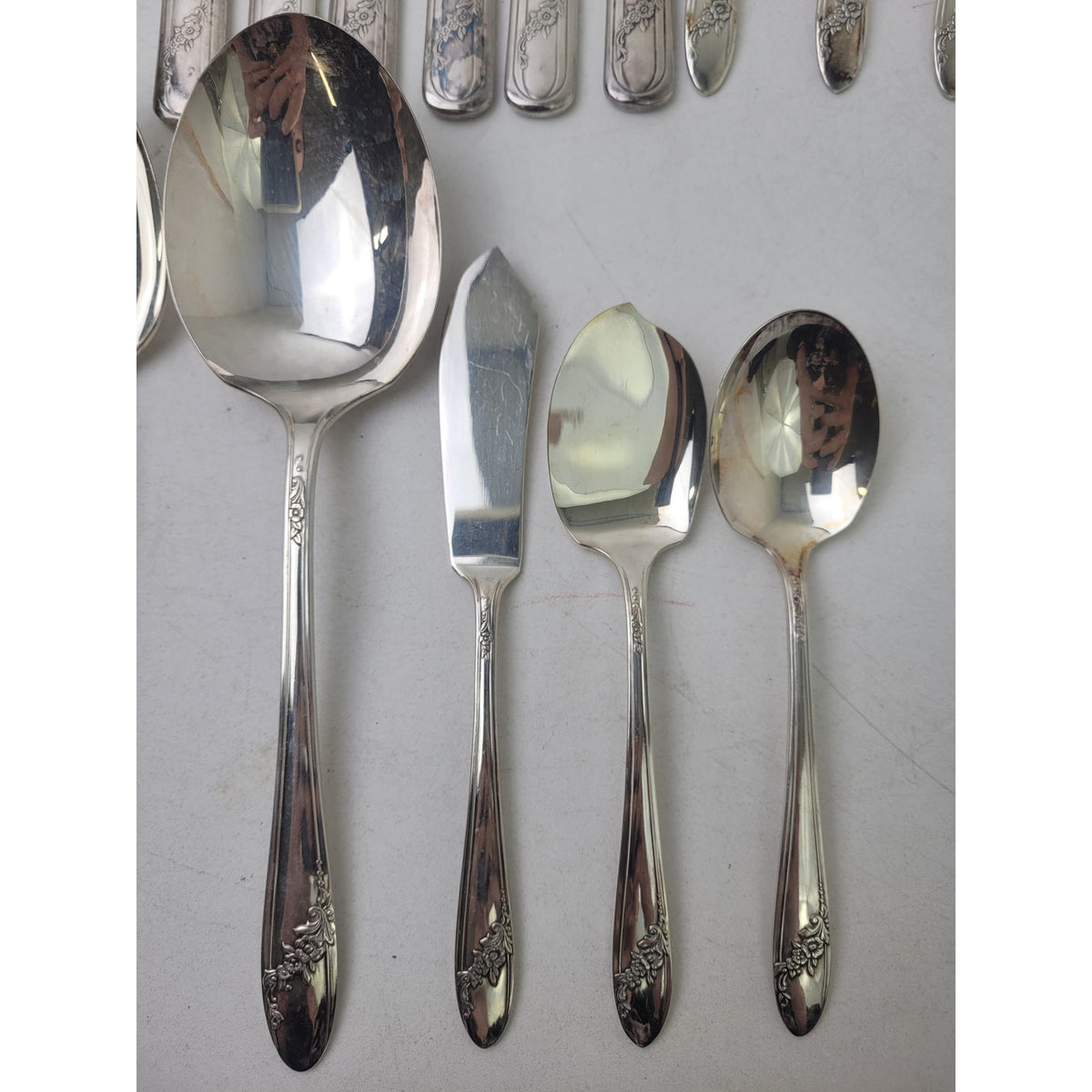 Oneida Community Tudor Plate Flatware Queen Bess II Pattern 1946 Set of 33