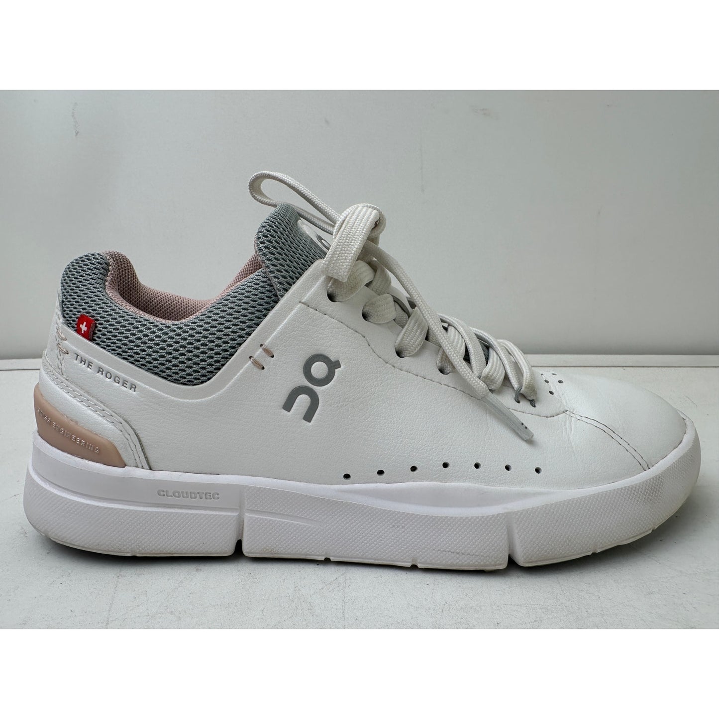 On Running The Roger Advantage White / Rosehip Sneakers Women's Sz 5