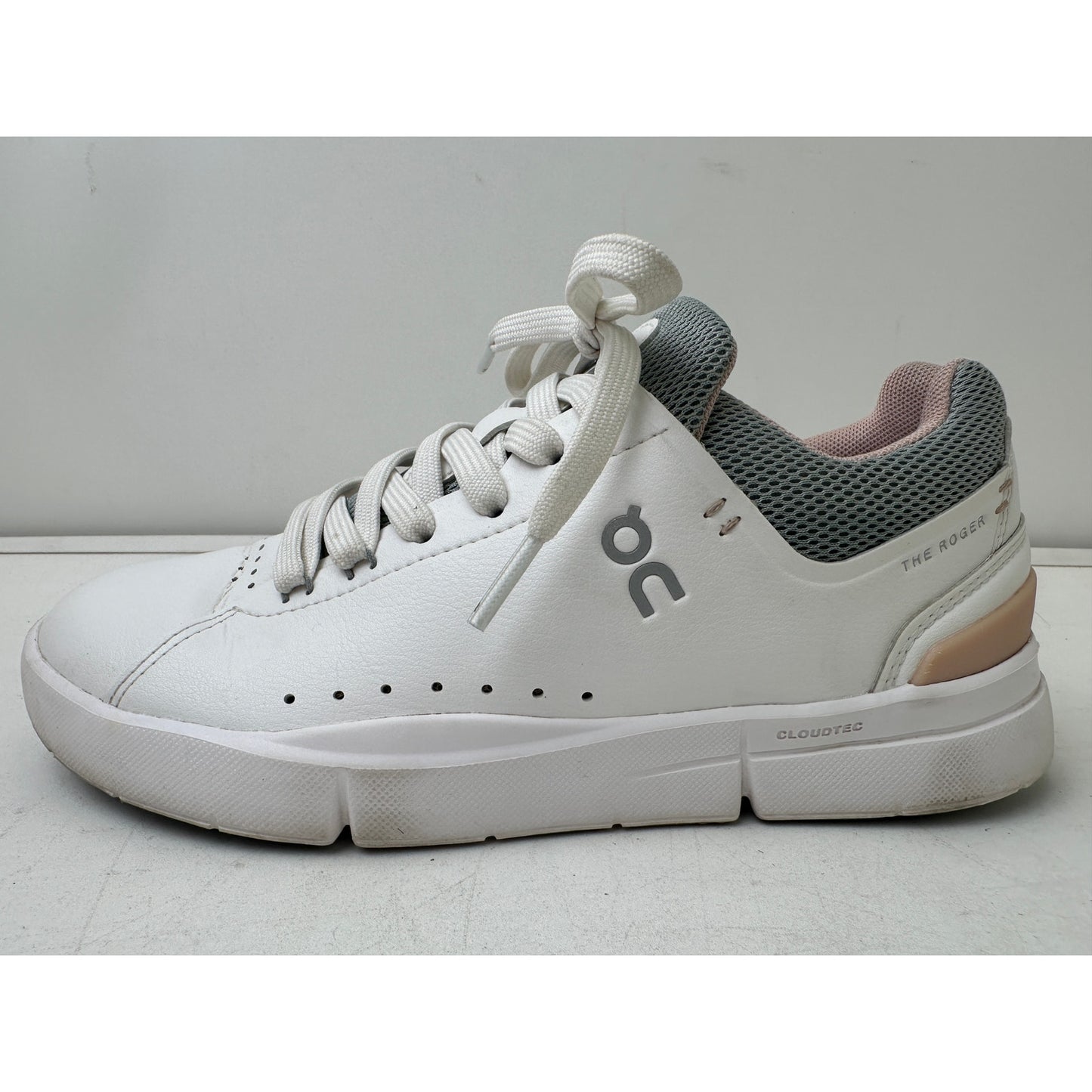 On Running The Roger Advantage White / Rosehip Sneakers Women's Sz 5