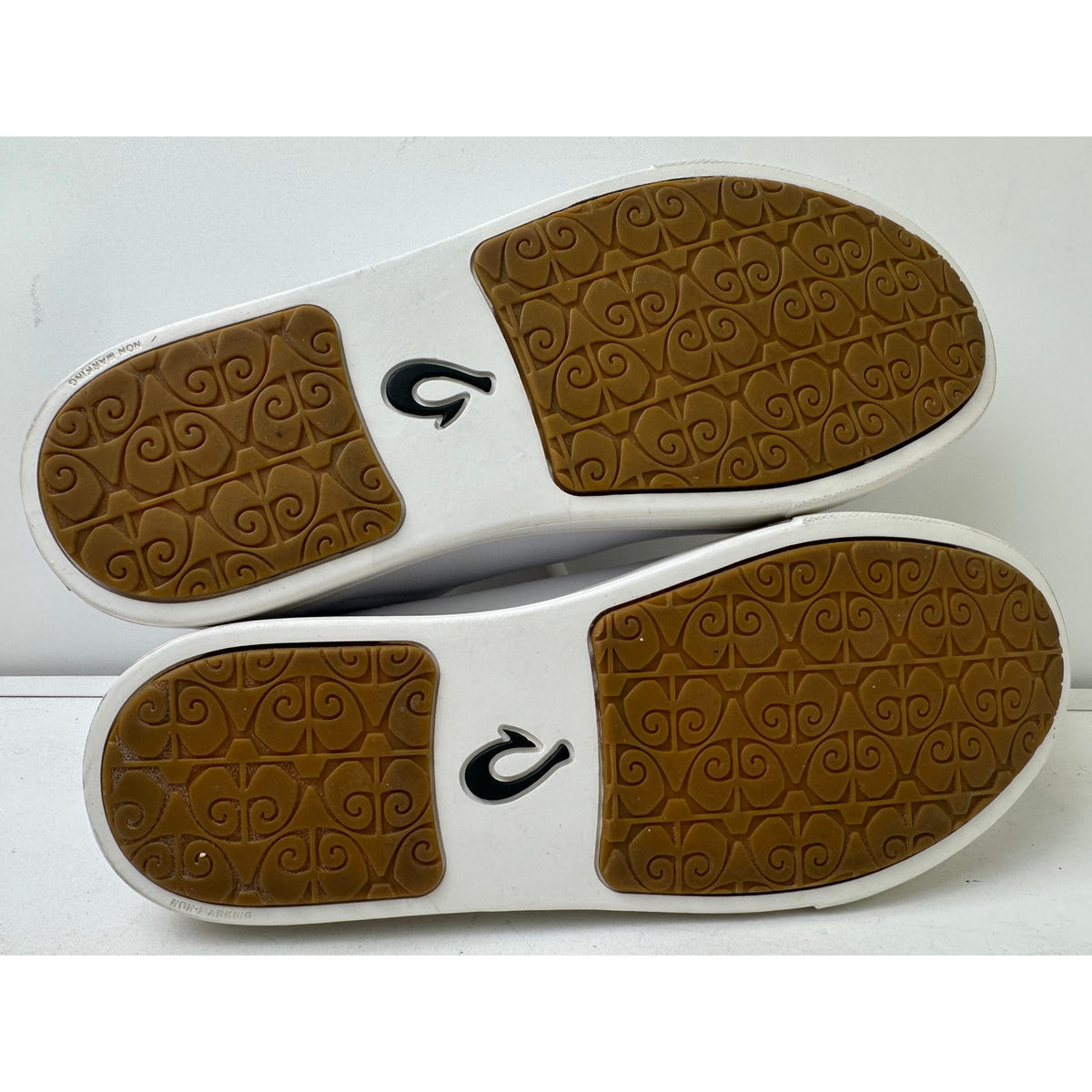 OluKai Pehuea Li 'llI Women's White Leather Sneakers Women's Sz 8