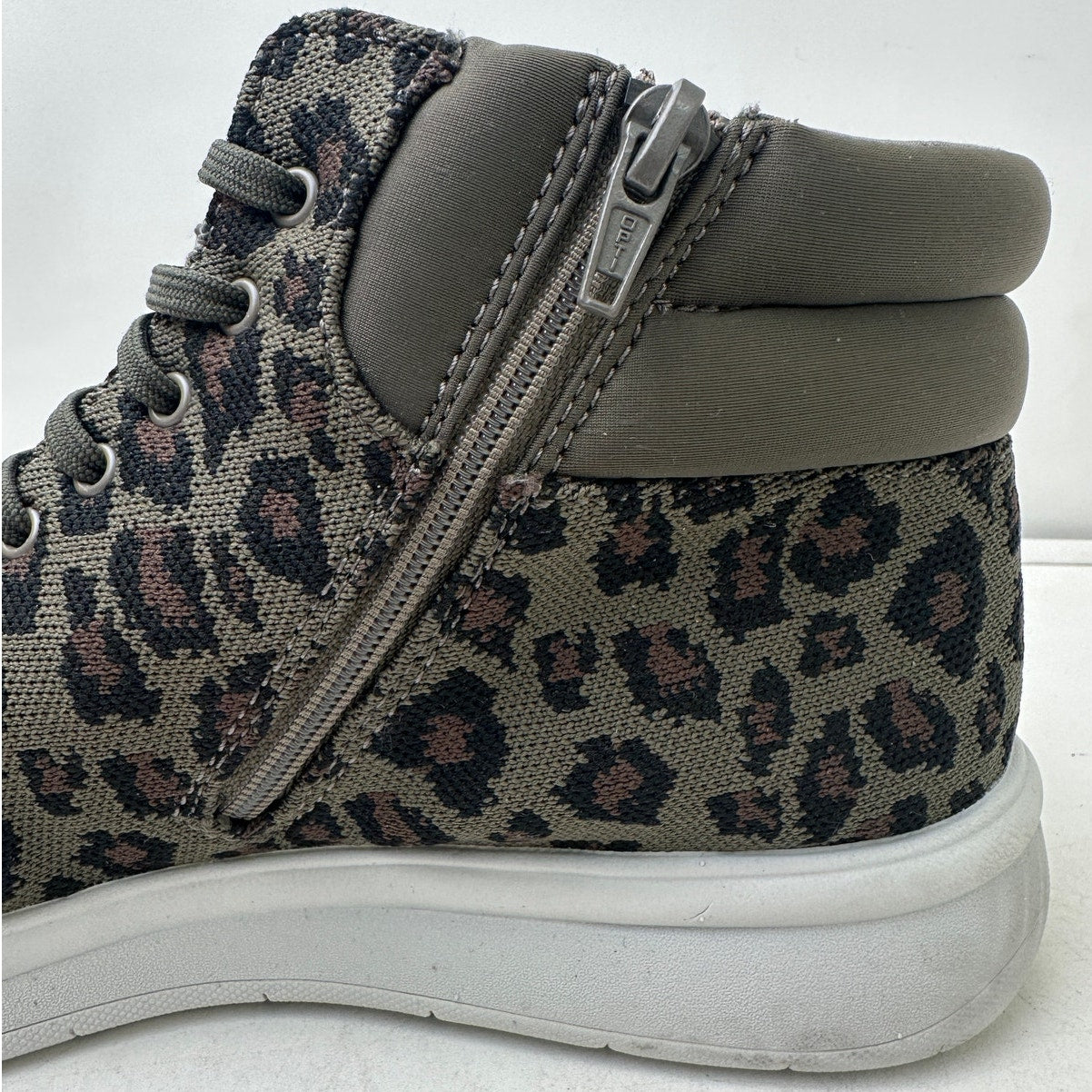 Clarks Cloudsteppers Adella Pine Leopard Print Knit Sneakers Women's Sz 10
