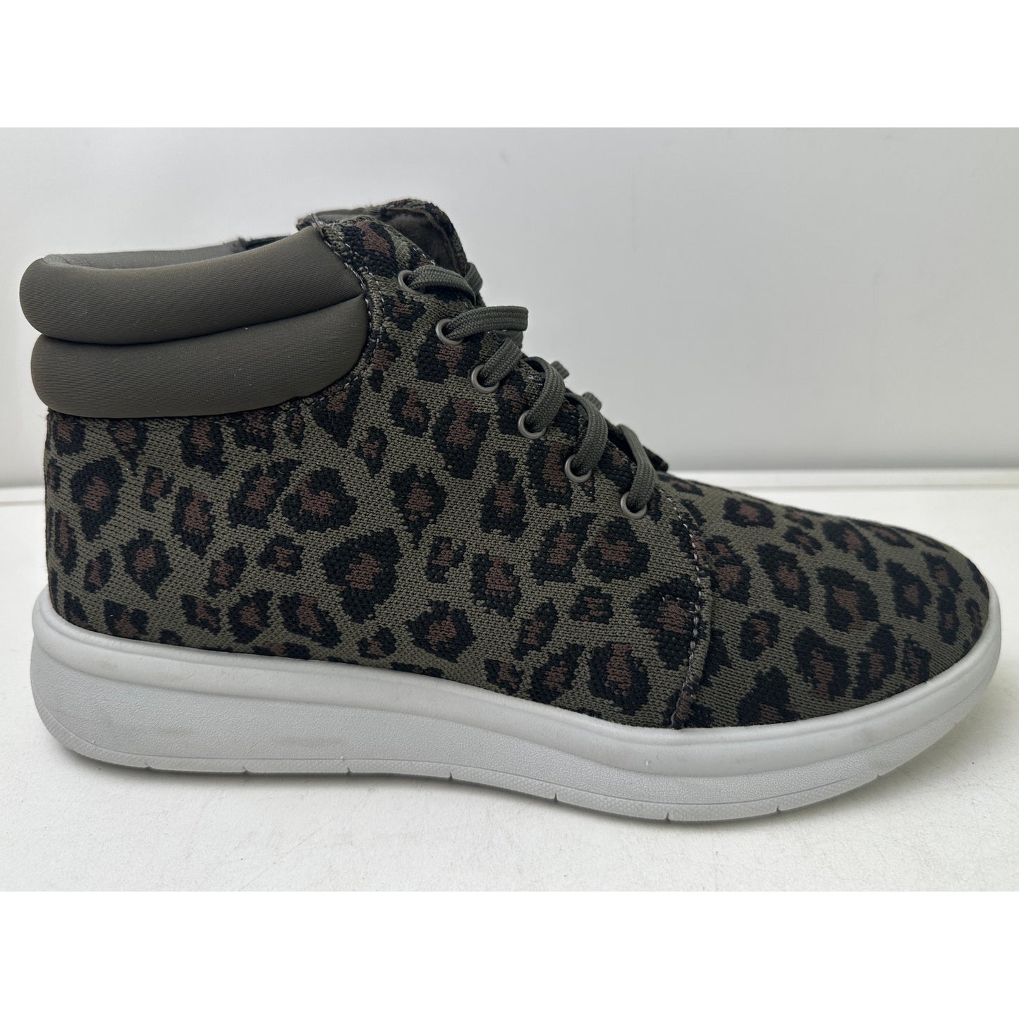 Clarks Cloudsteppers Adella Pine Leopard Print Knit Sneakers Women's Sz 10