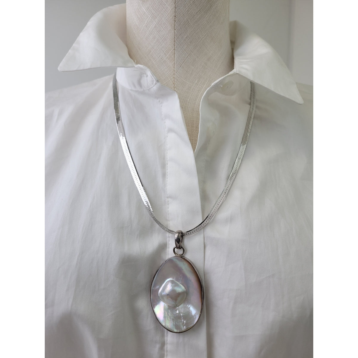 Sterling Silver Herringbone Chain Necklace w Mother of Pearl Pendant