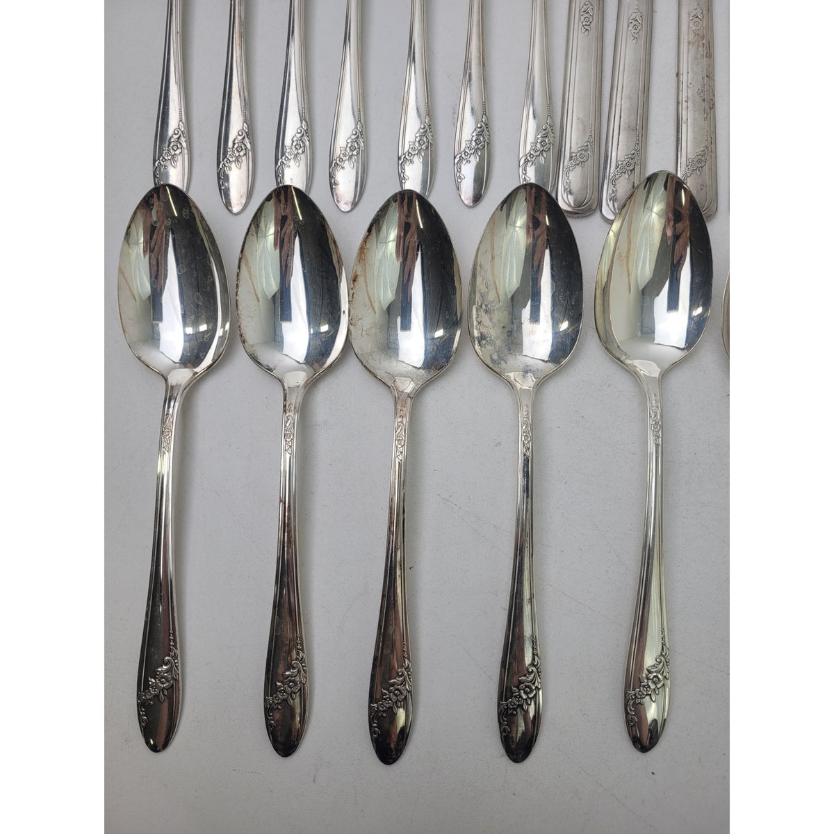 Oneida Community Tudor Plate Flatware Queen Bess II Pattern 1946 Set of 33