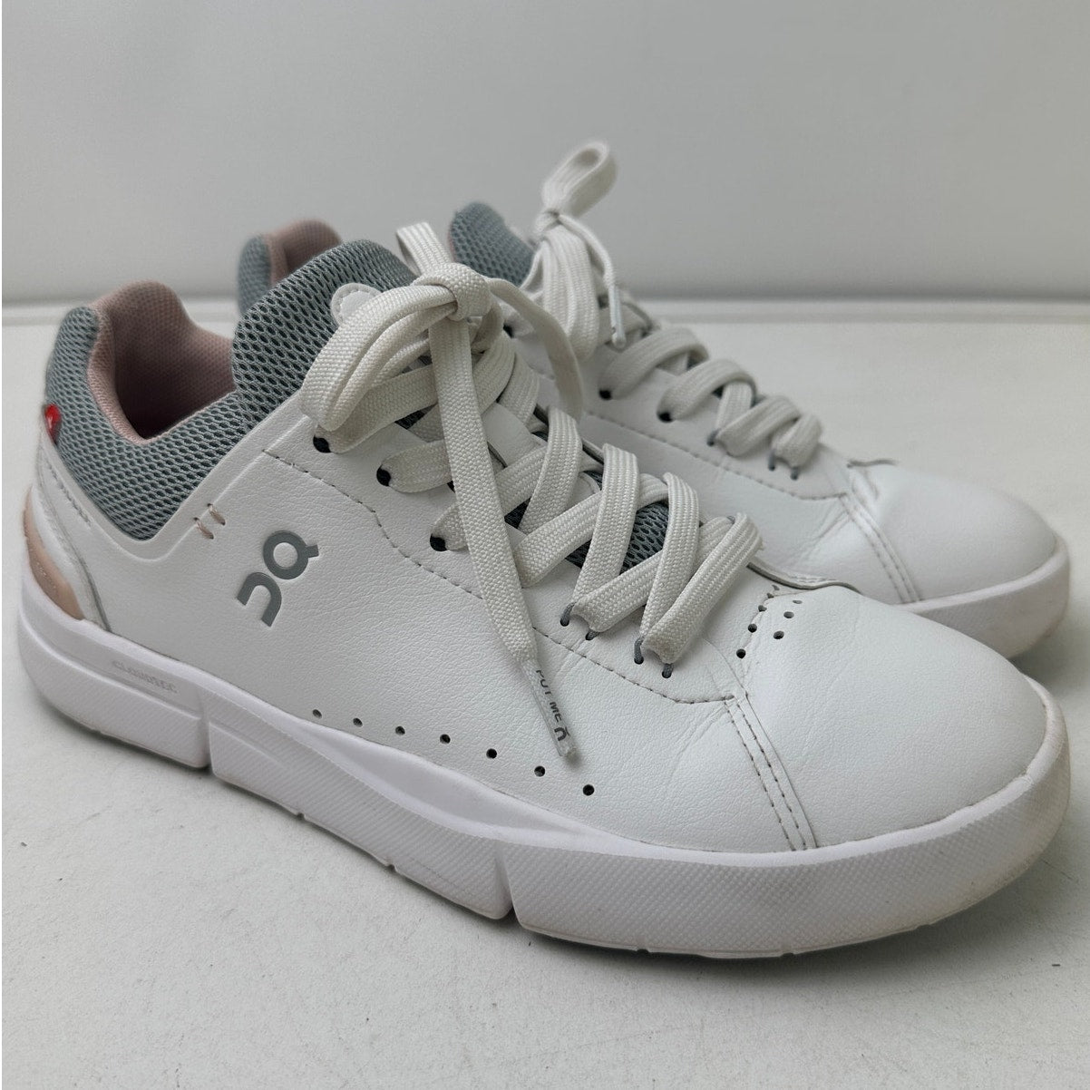 On Running The Roger Advantage White / Rosehip Sneakers Women's Sz 5