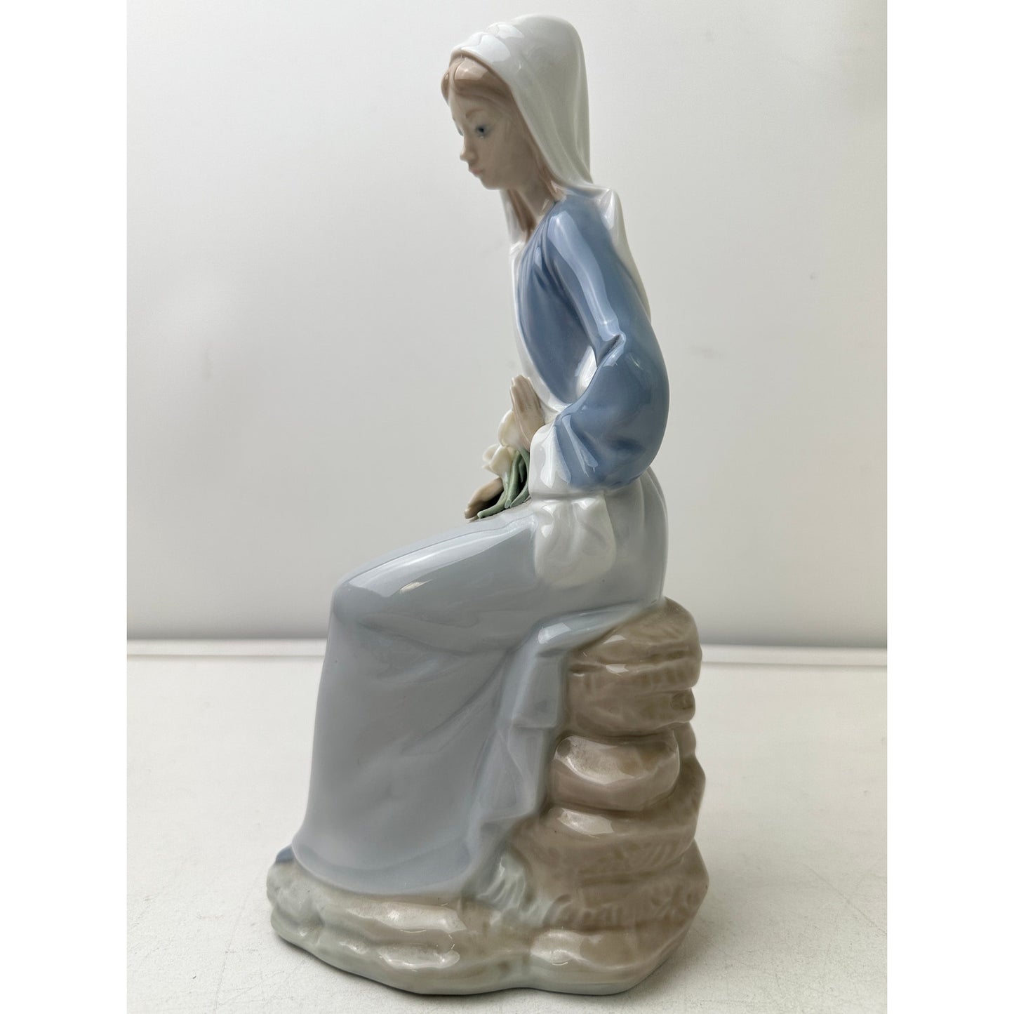 Vintage Lladro Sitting Girl With Lilies Glossy Porcelain Figurine #4972