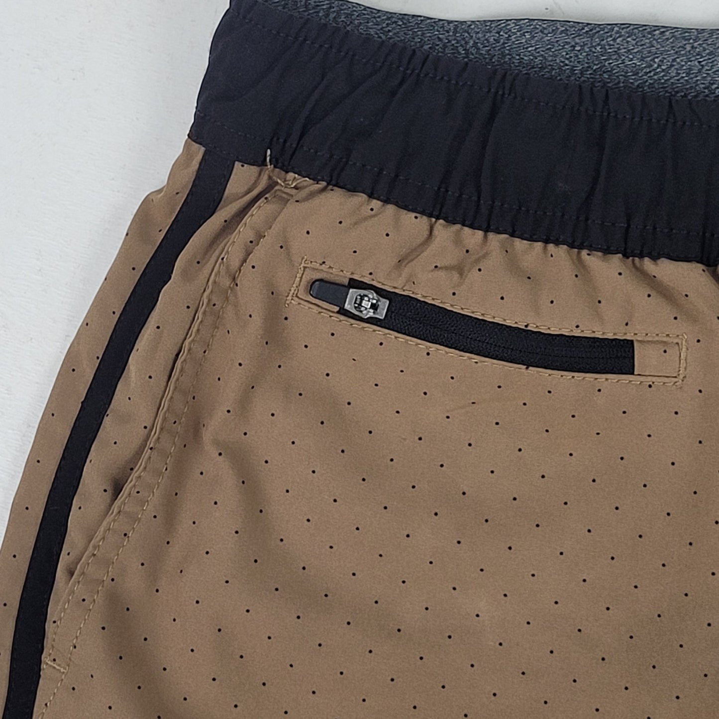 Vuori Men's Banks Shorts Tan & Black Athletic Shorts Sz L